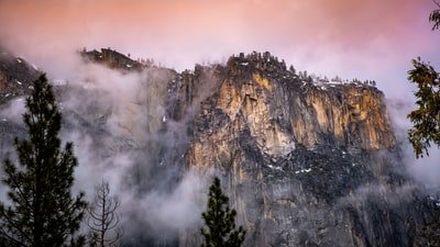 大雾笼罩的山附近的岩石山